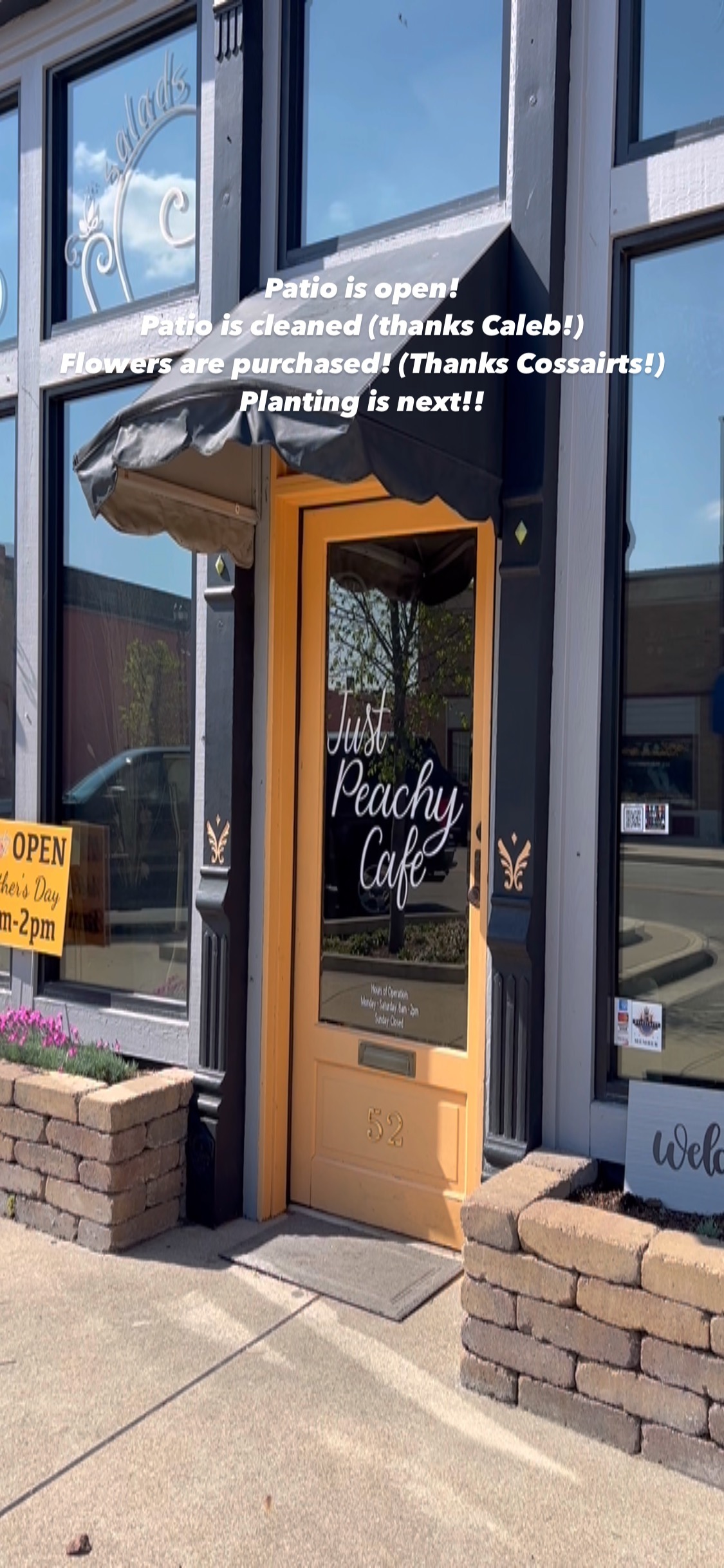 @mainstreet_shelbyville @shelbycountytourism @cossairtflorist #justpeachy #justpeachycafein #outdoordining